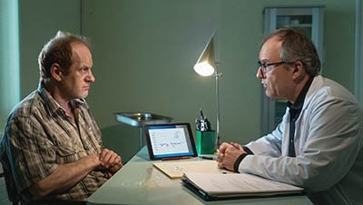 Врач консультирует пациента